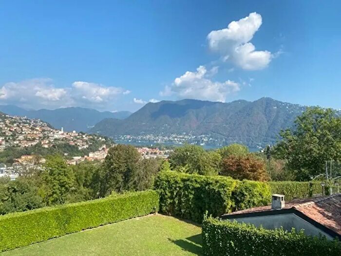 Appartamento quadrilocale in vendita in Via Mognano, Como
