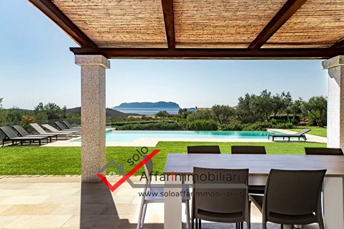 Casa con 9 locali in vendita in Golfo Aranci