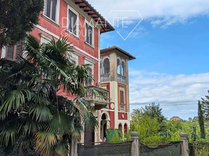 Appartamento con 7 locali in vendita in Castiglione Del Lago