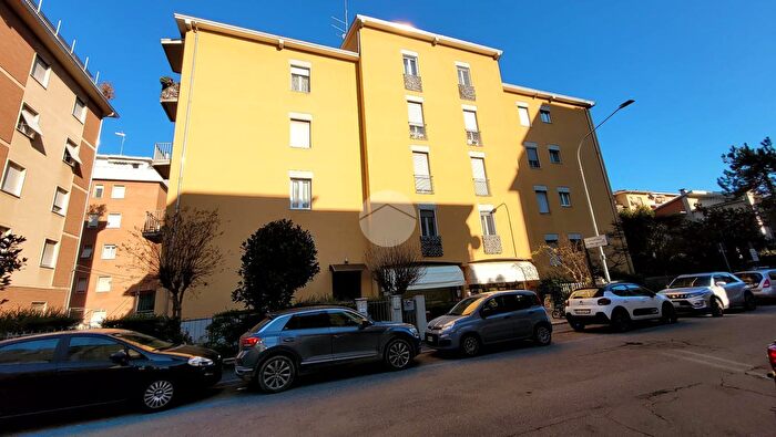Appartamento trilocale in vendita in Via Cenni, Parma