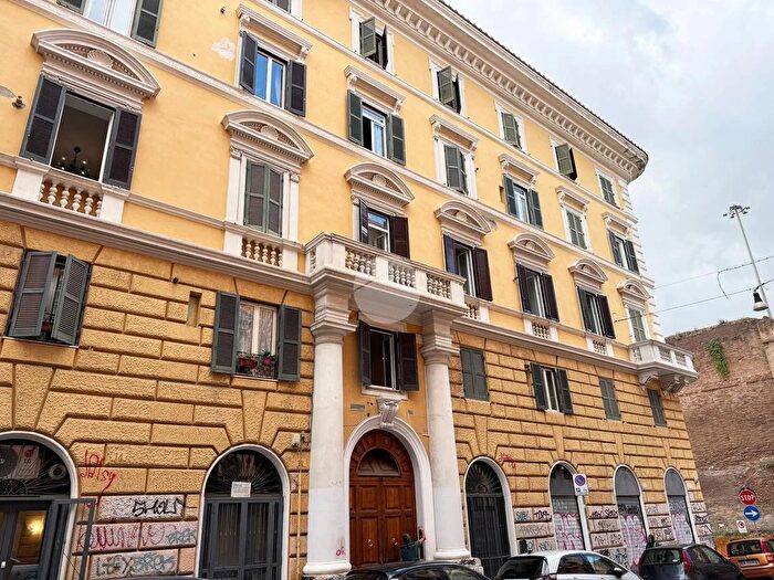 Appartamento bilocale in vendita in Via dei Marsi, Roma