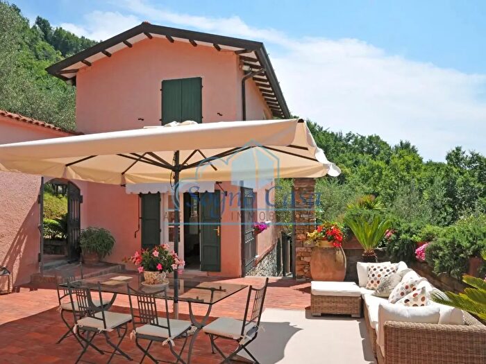 Casa con 10 locali in vendita in Luni