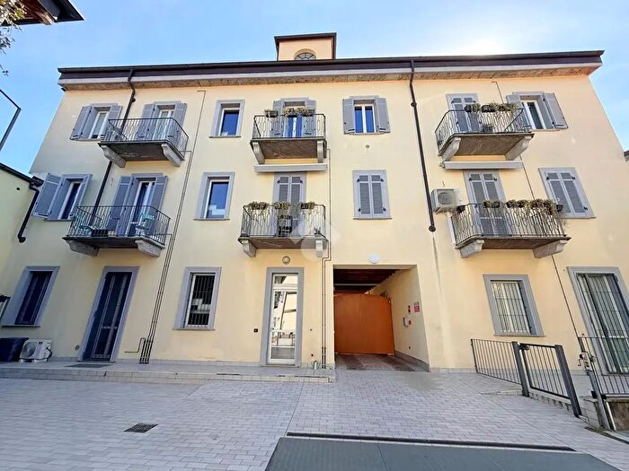 Appartamento trilocale in vendita in Via Sauro, Carate Brianza