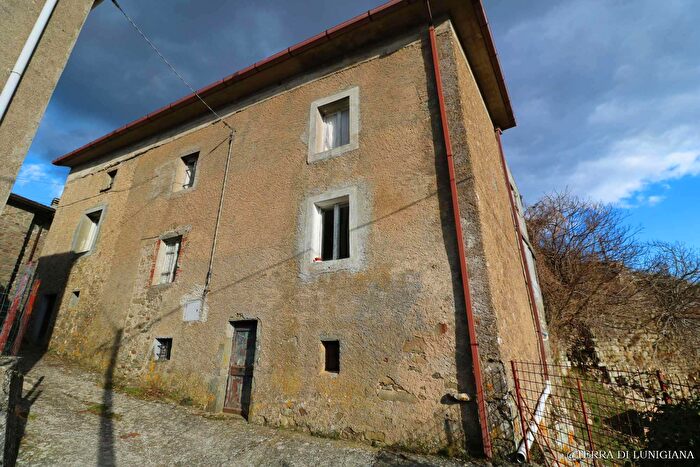 Casa con 7 locali in vendita in Arzelato, Pontremoli