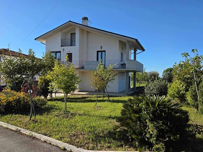 Casa con 8 locali in vendita in Orsogna