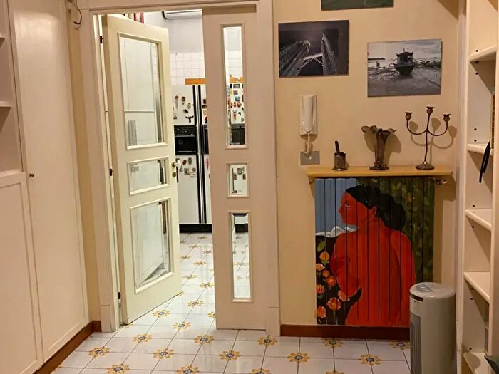 Appartamento con 5 locali in affitto in Piazza Amedeo, Napoli