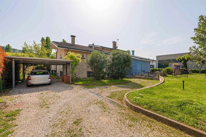 Casa con 9 locali in vendita in Via Caposeda Montegrotto Terme, Montegrotto Terme