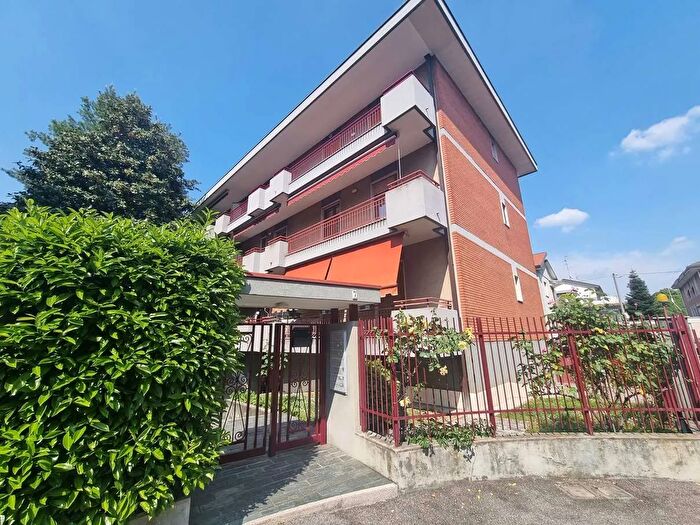 Appartamento trilocale in vendita in Via Sironi, Nova Milanese