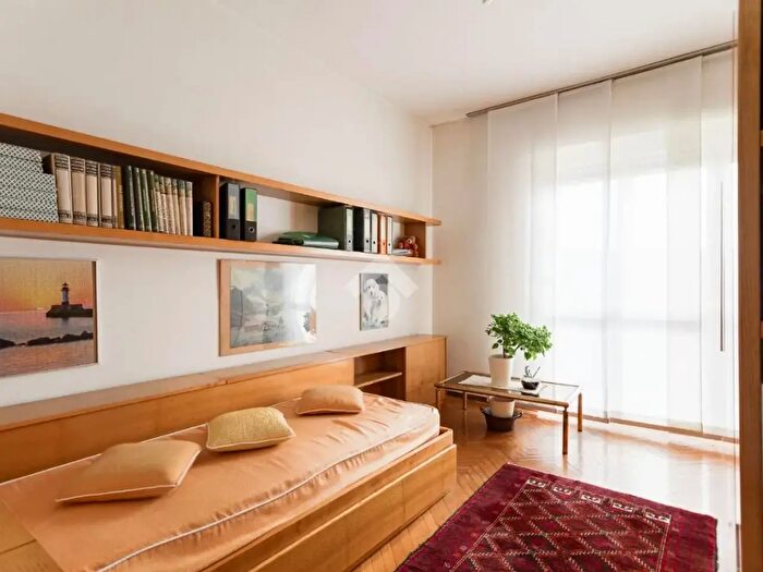 Appartamento trilocale in vendita in Viale Suzzani, Milano