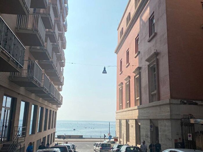 Appartamento bilocale in affitto in Via Chiatamone, Santa Lucia, Napoli