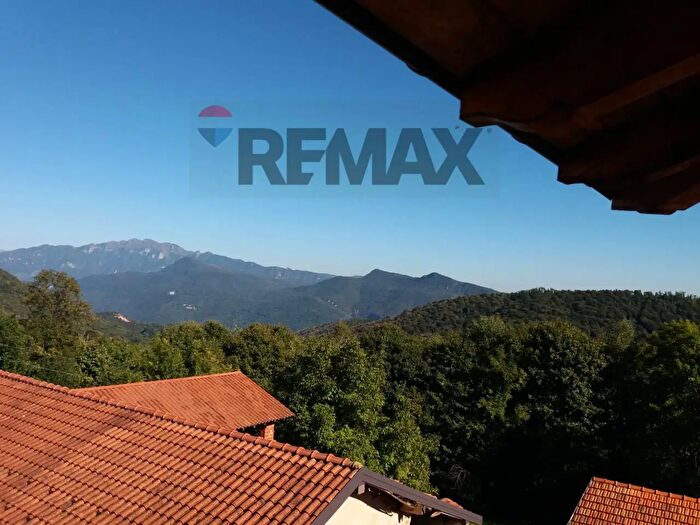 Appartamento bilocale in vendita in Via per Ganna, Cuasso Al Monte