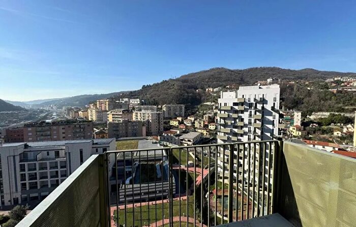 Appartamento con 5 locali in vendita in Via Molassana, Genova