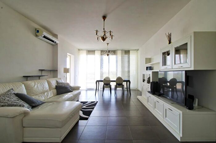 Appartamento trilocale in vendita in Via Cascina Venina, Assago