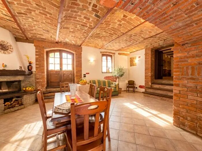 Casa con 6 locali in vendita in Cisterna D'Asti