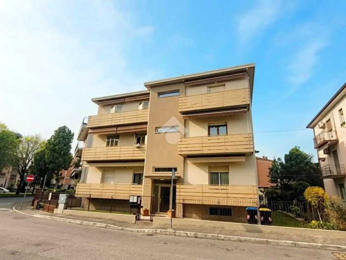 Appartamento trilocale in vendita in Via Polesine, Verona