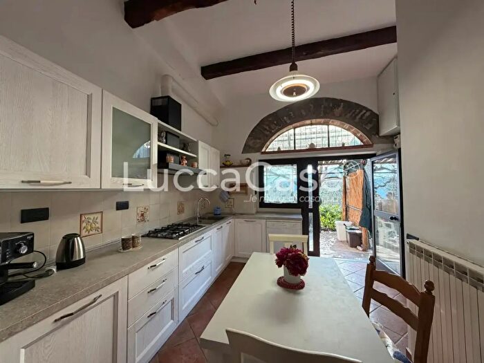 Casa quadrilocale in vendita in Ureglio, Borgo A Mozzano