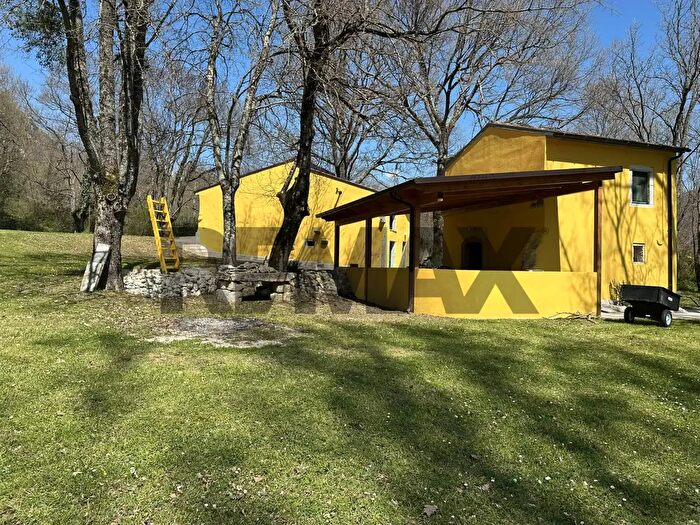 Casa con 5 locali in vendita in Via Fonte Vetica Snc, Pizzone