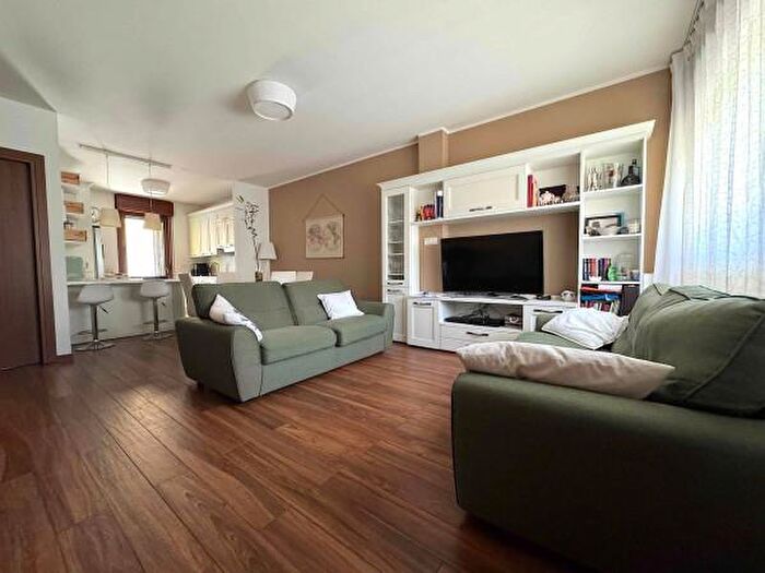 Appartamento con 5 locali in vendita in Via Monte San Genesio, Milano