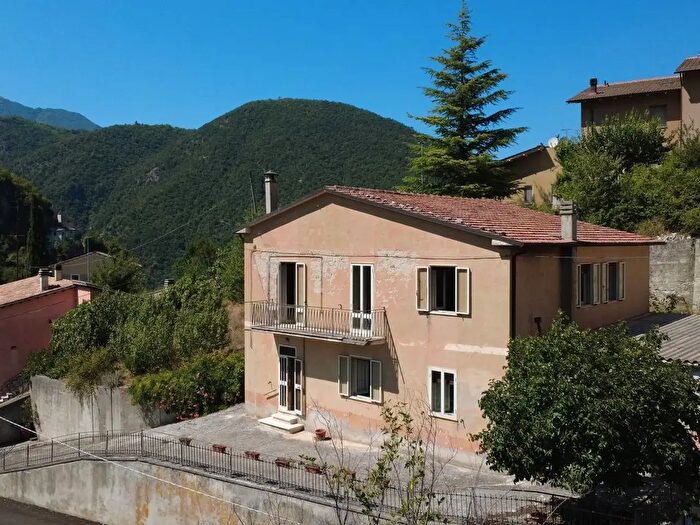 Casa con 11 locali in vendita in Cerreto di Spoleto Frazione Ponte, Cerreto Di Spoleto