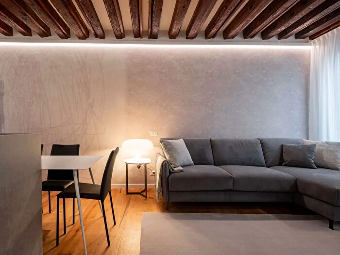 Appartamento trilocale in vendita in Campo Santo Stefano, Venezia