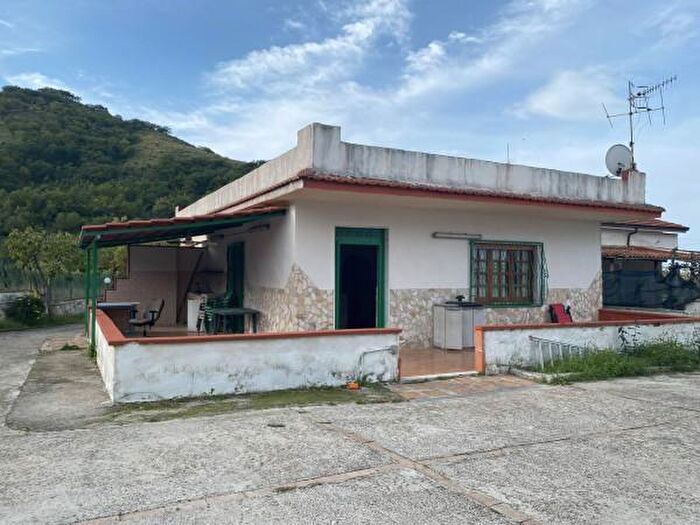 Casa quadrilocale in vendita in Via Castello, Sessa Aurunca