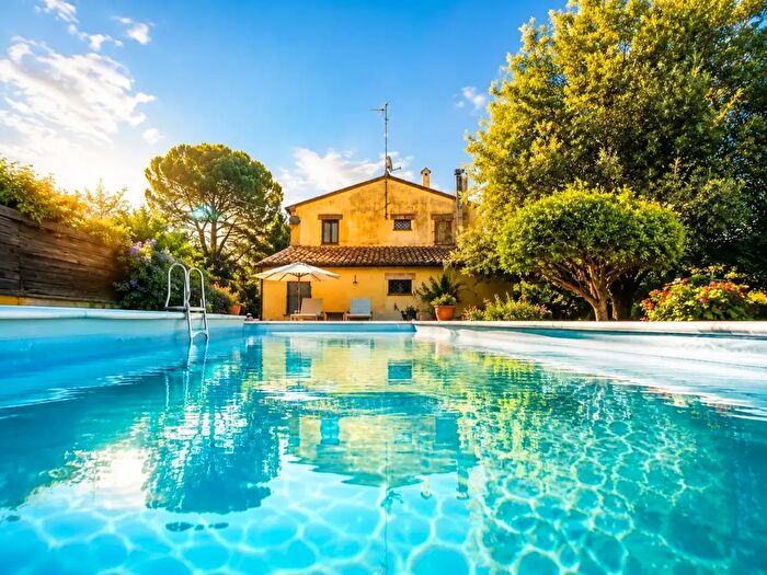 Casa con 9 locali in vendita in Offagna