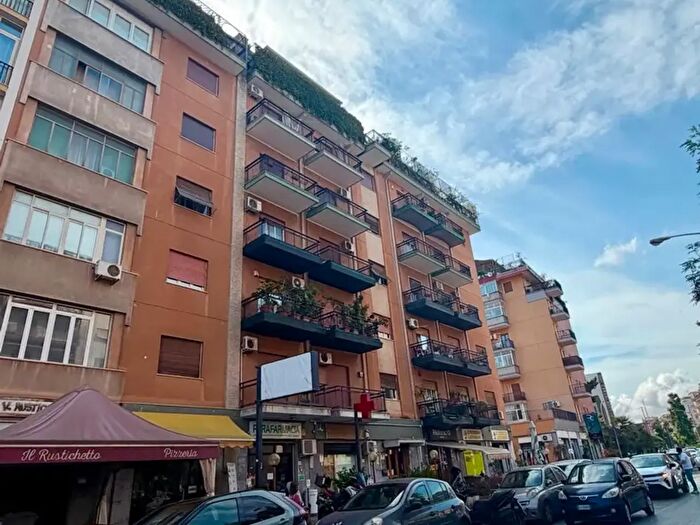 Appartamento con 6 locali in vendita in Via Umberto Giordano, Palermo