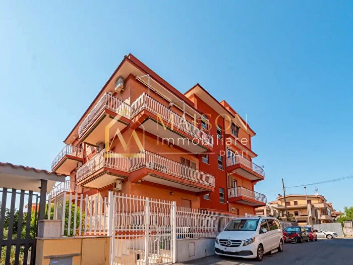 Appartamento trilocale in vendita in Via Controne, Roma