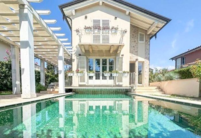 Casa con 6 locali in vendita in Via Umbria, Pietrasanta