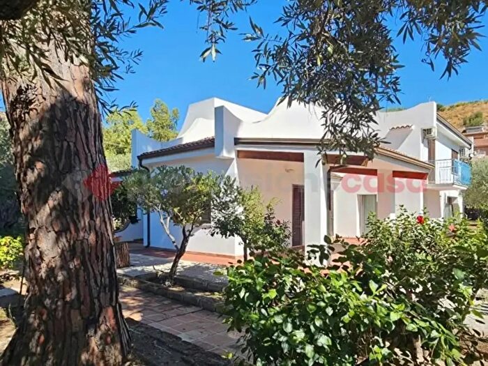 Casa con 7 locali in vendita in Contrada Botterio, Montauro