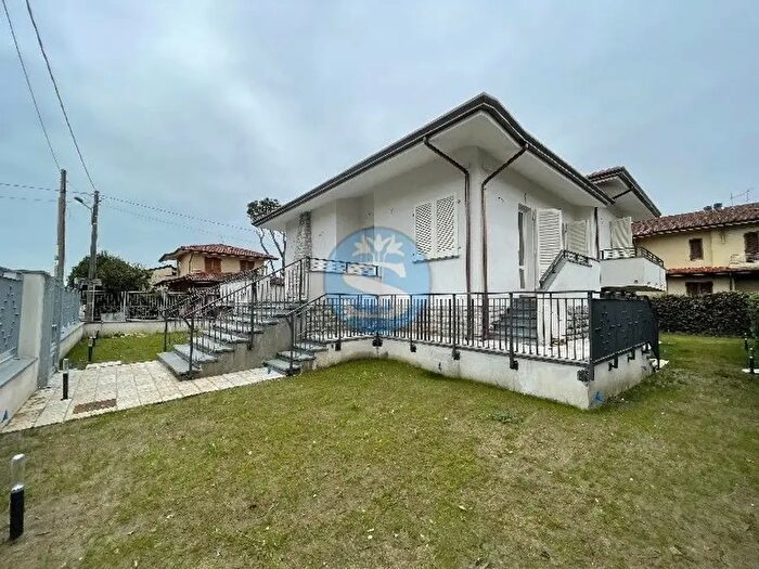 Casa con 7 locali in affitto in Pietrasanta