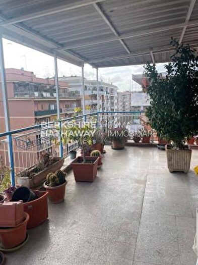 Appartamento trilocale in vendita in Via Veroli, Roma