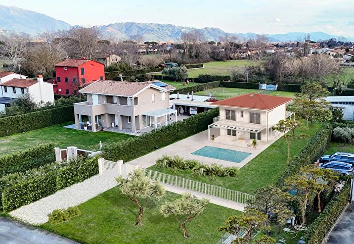 Casa con 9 locali in vendita in Pietrasanta