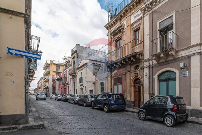 Casa con 8 locali in vendita in Via Dafnica, Acireale