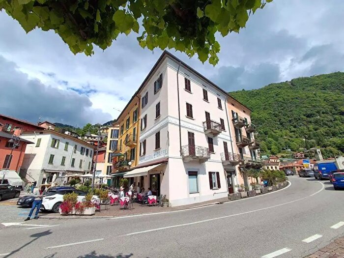 Appartamento con 5 locali in vendita in Piazza Roma, Argegno
