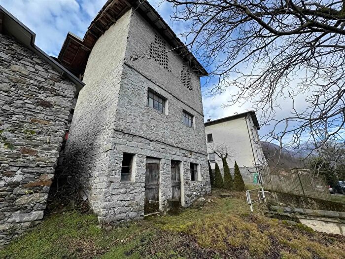 Casa quadrilocale in vendita in Via Giavere, Samolaco
