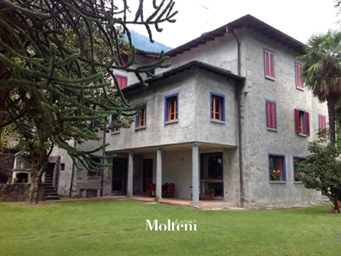 Casa con 6 locali in vendita in Traona