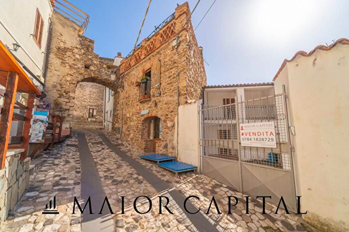 Casa con 8 locali in vendita in Via Eleonora dArborea Sn, Posada