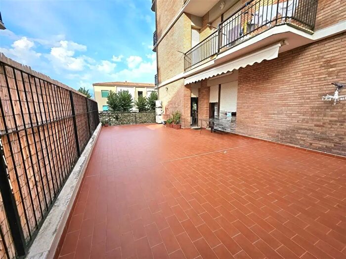 Appartamento quadrilocale in vendita in Via Zini, Massa