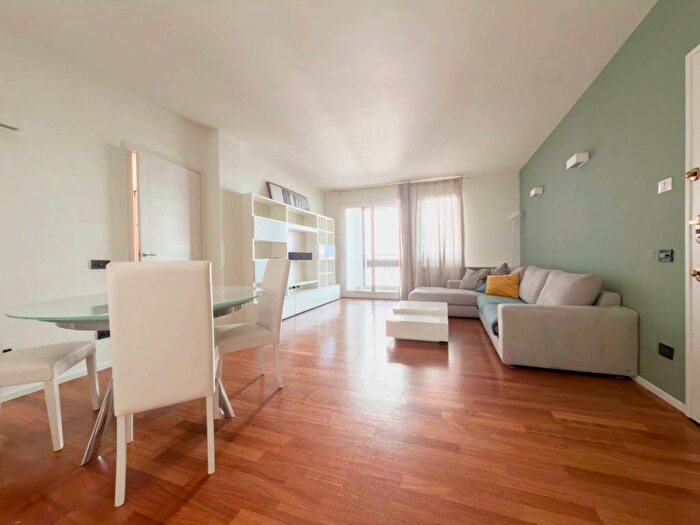 Appartamento trilocale in affitto in Viale Monte Grappa, Porta Nuova, Milano