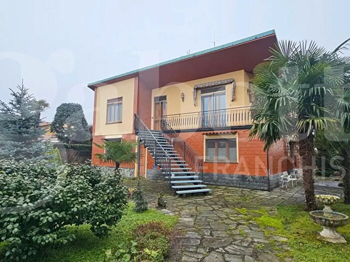 Casa con 5 locali in vendita in Via Milite Ignoto, Robecchetto Con Induno