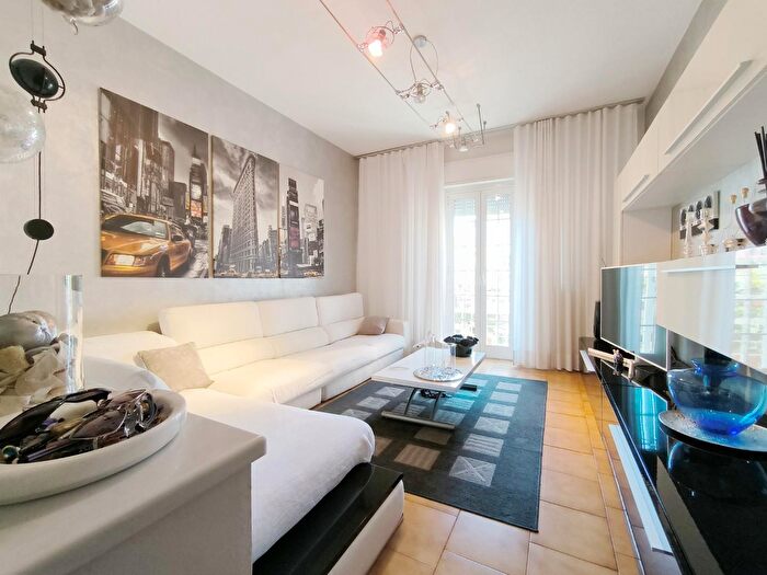 Casa con 8 locali in vendita in Carrara