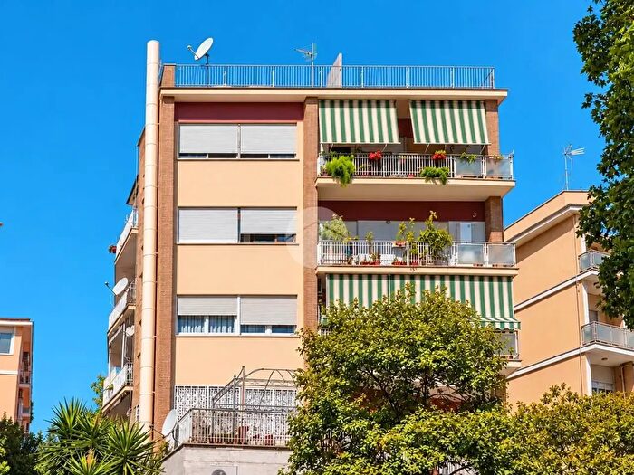 Appartamento trilocale in vendita in Via Fonteiana, Roma