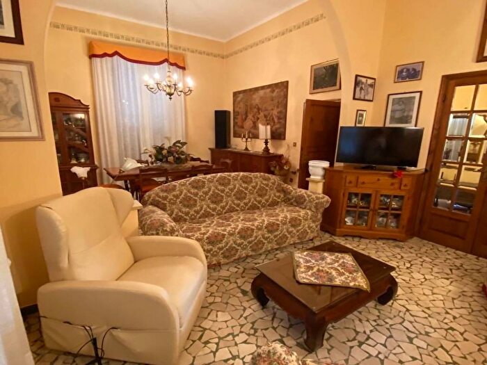 Casa quadrilocale in affitto in Via Settembre, Roma Imperiale, Forte dei Marmi
