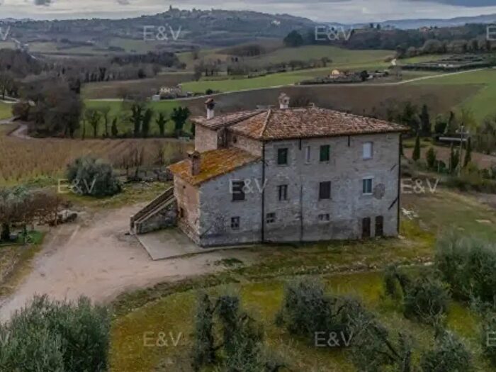 Casa con 6 locali in vendita in Vocabolo Maiola BassaCrocefisso, Todi