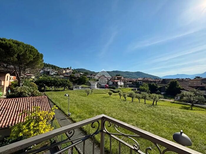 Appartamento quadrilocale in affitto in Via San Rocco, Solto Collina