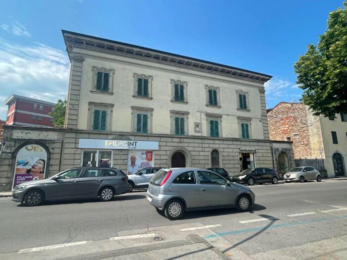 Appartamento con 6 locali in affitto in Via Sant'Anna Viale G Puccini, Sant'Anna, Lucca