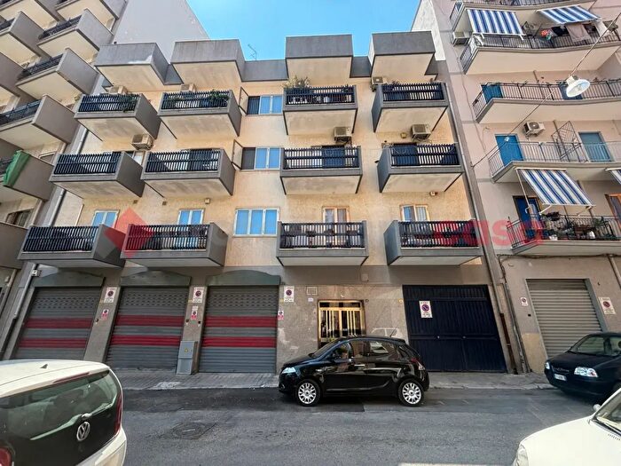 Appartamento trilocale in vendita in Via Viscardi, Taranto