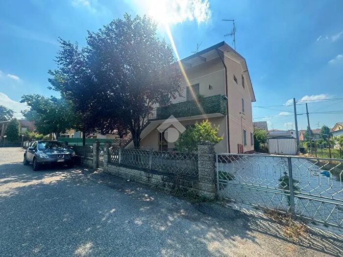 Appartamento con 5 locali in vendita in Via Fucik, Castelnovo Di Sotto