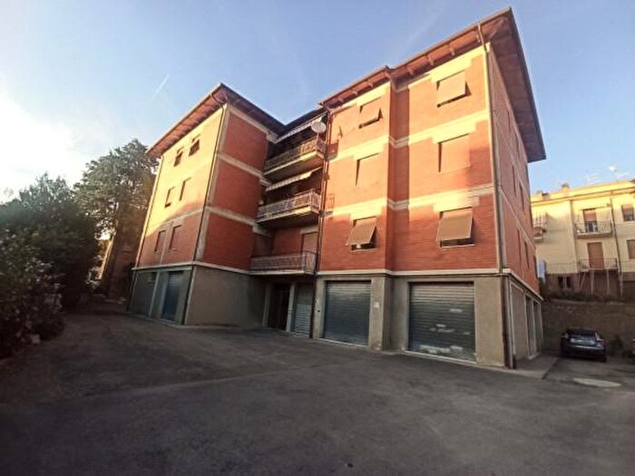 Appartamento quadrilocale in vendita in Via Roma, Castiglione Del Lago